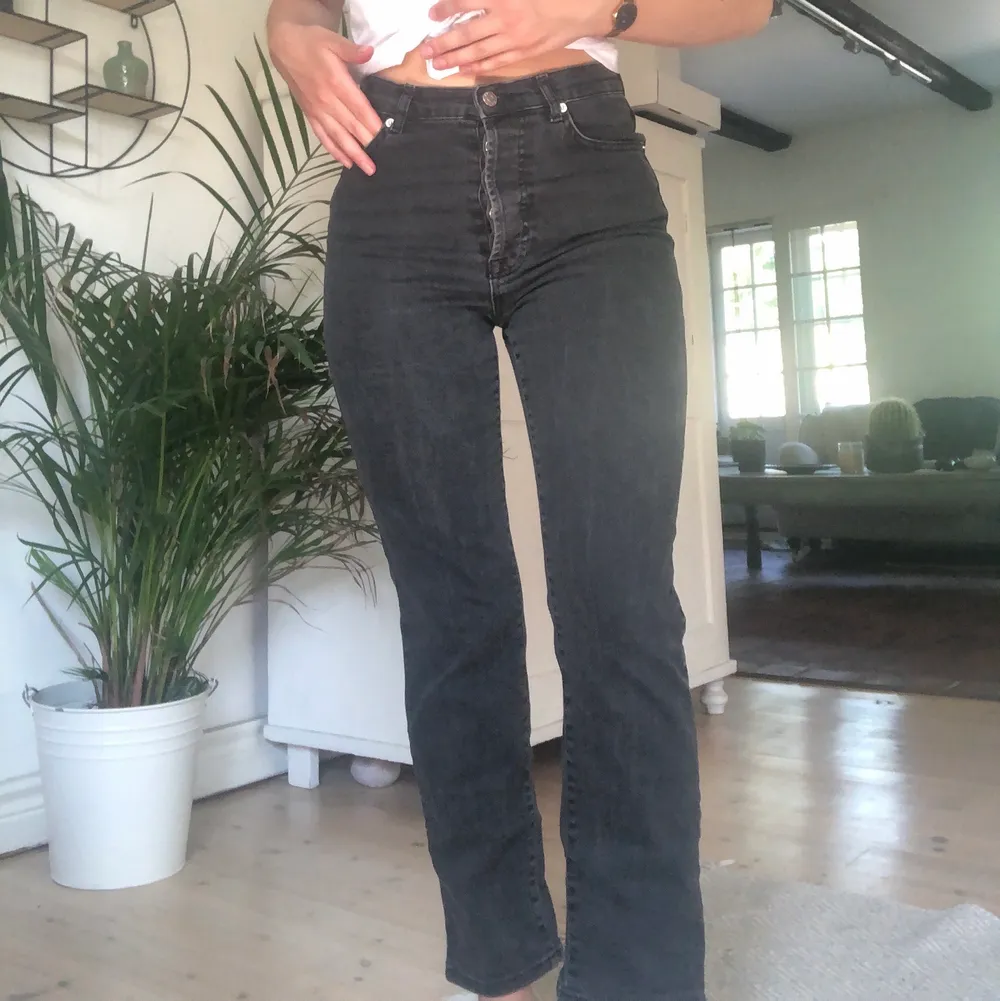Säljer ett par svarta jeans från NA-KD i storlek 36. Rak passform och true to size. Stängs med hjälp av knappar.. Jeans & Byxor.