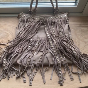 Fransväska☀️ - Jättefin Frans väska i färgen beige, nyskick och köpt på zara elr mango🤌(minns inte men nån av de) skickas på posten🫶