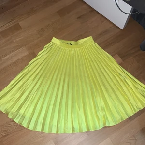 Ginatricot kjol - Säljer denna söta kjol. Söt till sommaren.