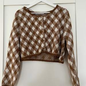 Kort stickad tröja med mönster från Zara! Inte min stil så därför säljer jag den, använd 2 gånger.