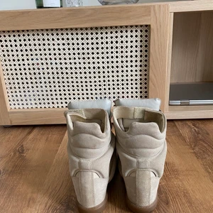 Isabel marants beige - Säljer nu mina isabel marants. Knappt använt dem då jag har ett par likadana i svarta. Storlek -37. Har kvar påsarna men inte lådan tyvärr 💓