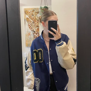 Varsity jacket  - Superfin varistyjacka, köpt på boohoo för ca ett år sedan. Nypris 700, köpare står för frakt🥰