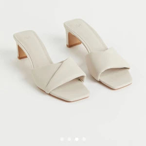 H&M klackar - Säljer dessa fina klackar som tyvärr var för smala för min fötter 😬 säljer även ett par exakt likadana i svart! Köpta ifårn H&M och aldrig använda mer än testade.