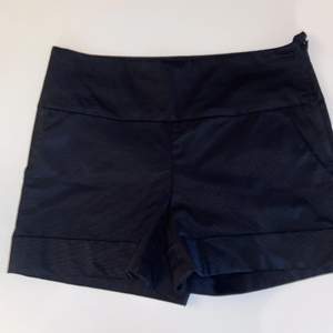 Jättefina svarta shorts i storlek 38 midjemått på  40 tvärs över 💗 frakt ingår i pris 
