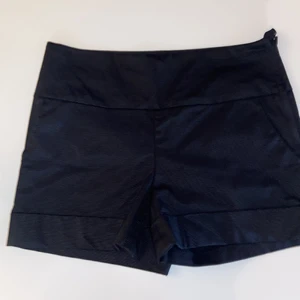 Fin shorts  - Jättefina svarta shorts i storlek 38 midjemått på  40 tvärs över 💗 frakt ingår i pris 