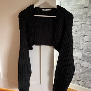 Stickad bolero - Superfin stickad bolero-kofta! Storlek S men skulle säga att den passar S-M! Slutsåld på hemsidan. Ordinarie pris 319kr, säljer för 250+frakt.