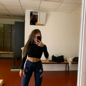 PSG träningsbyxor - Äkta träningsbyxor PSG, mörkblå. Använda endast 2 gånger. Ser ut som helt nya, kvitto finns kvar. Köpta för 750 säljes för 500. Sjukt snygga på. Storlek XS