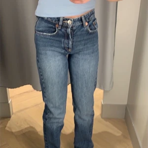 Zara jeans - Efter lite om och men har jag beslutat att sälja båda mina par zara jeans! båda är i mid rise. Har ett par 32 och ett par 34 (bild 32), 34na är lite mörkare och kan skicka bild om så önskas! Köpare står för frakt och därmed bestämmer alternativ 