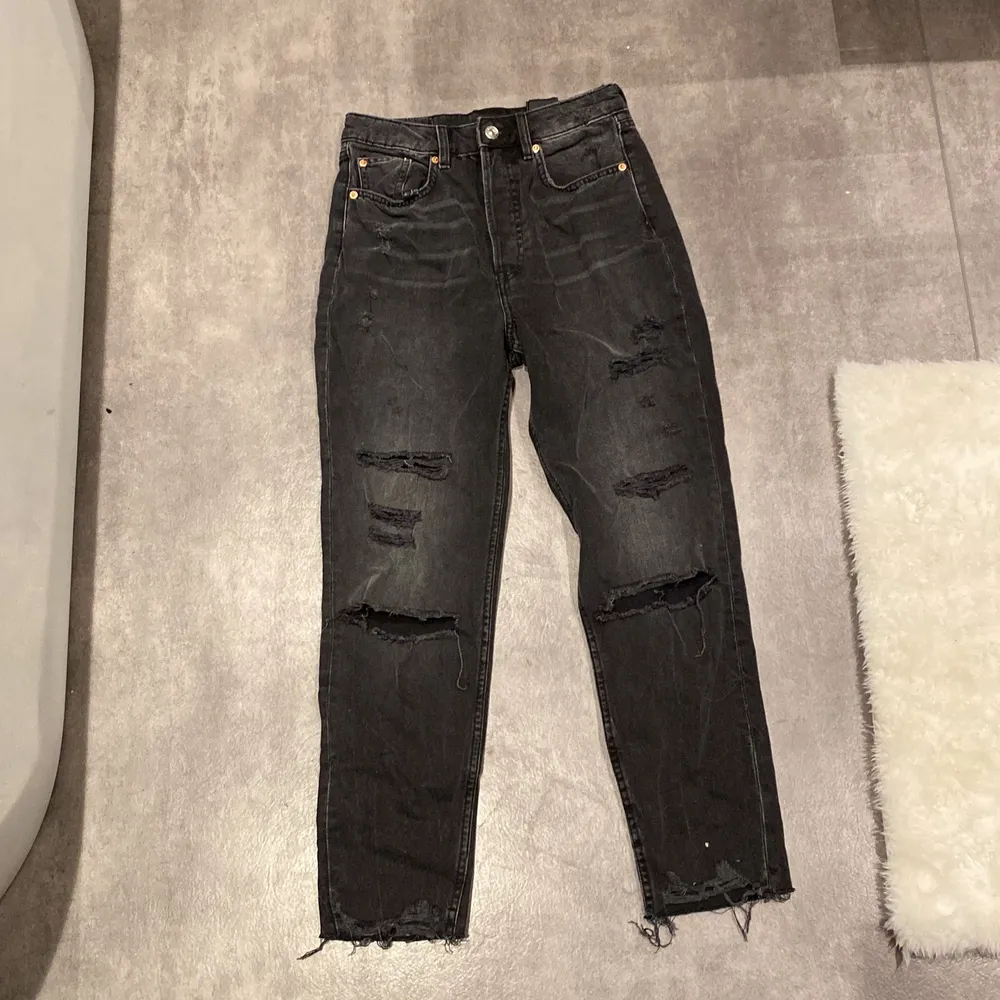 säljer svarta byxor med hål i för kommer inte till används, . Jeans & Byxor.