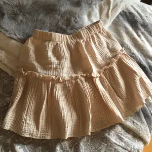 Säljer nu min FAVORIT kjol då den tyvärr blivit för liten:( 200kr+frakt💛