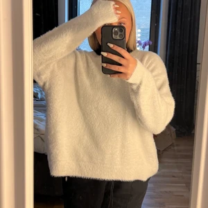 Mjuk stickat tröja - En dömjuk stickad tröja som aldrig är använd! Mysig att ha sena sommarkvällar!💕