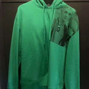 Raf simons x fred perry  - Säljer nu min oanvända raf hoodei för kan inte styla den färgen så bra tyvärr   tagen sitter kvar och har kvitto  Det är storlek M men den passar L också  Är öppen för byten också 