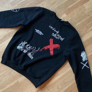 Svart sweatshirt - Nästintill oanvänd sweatshirt från Boohoo Man.  Köparen står för frakt, skickar omgående.