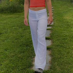 Linnebyxor - Säljer dessa supersnygga linnebyxor från Iza and Elles kollektion med Gina, dock lite genomskinliga. Storlek 164 men passar mig som vanligtvis har 34 i byxor, endast testade o därmed helt oanvända. Lappen sitter kvar! Postar tidigast söndag 17/7💕