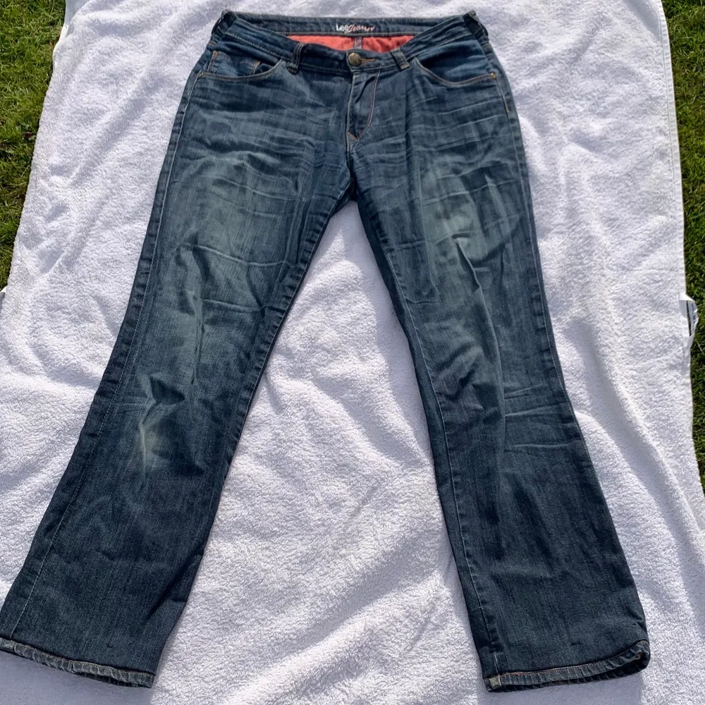 Säljer dessa utsvängda lågmidjade jeans från Lee💕 Köpta secondhand. Passar mig med S/M ca, kan skicka mått om så önskas. De är uppsydda en bit men går enkelt att lägga ner ett par cm! Köpare betalar frakt . Jeans & Byxor.