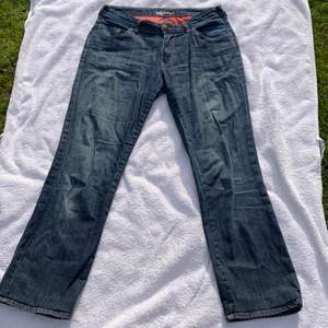 Säljer dessa utsvängda lågmidjade jeans från Lee💕 Köpta secondhand. Passar mig med S/M ca, kan skicka mått om så önskas. De är uppsydda en bit men går enkelt att lägga ner ett par cm! Köpare betalar frakt 