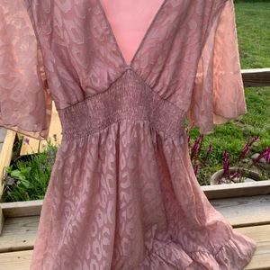 Klänning - Superfin klänning som passar till alla festligatilfällen! Säljer denna då jag rensat ut den ur garderoben! Strl s men passar även m