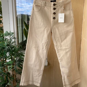 Jeans - Lapparna kvar, går undefär till ankeln (lite längre) på mig som är 166cm. Kan hämtas i Telefonplan alternativt fraktas och då står köparen för frakt 🌸