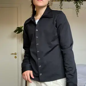 Tjock skjorta/jacka med knappar från Vorus of Denmark. 100% polyester. Tvättas i 30°C. ✨