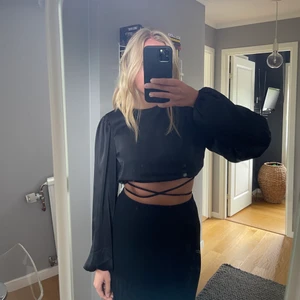 Topp Gina  - En superfin festlig svart topp med öppen rygg, prislapp kvar och aldrig använd mer än prövat! 💕