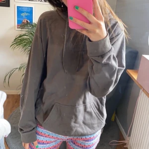 Grå/brun tröja!  - Grå/brun hoodie, jätte snygg färg och skön passar xs-m skulle jag säga 💕 säljer för att jag behöver pengarna. Skön nu på vintern. 