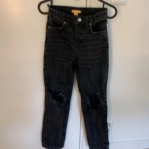 Svarta jeans - Säljer pga att de är för små. Jeansen är från Gina Young. Butikens pris: 399 Mitt pris:100