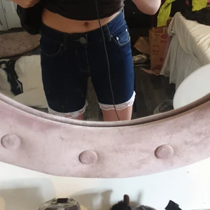 Shorts  - Mörk blåa shorts i strl xs men passar nog xxs också. Köpte secondhand. Köparen står för frakten. Dom har även spets på byx benen.