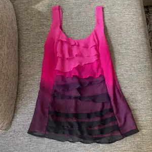 Ett linne som går från rosa till svart färg med volanger (Frakt tillkommer)