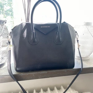 Givenchy väska - Säljer nu min fantastiska Givenchy, som jag fått i ”puschpresent” då den inte används så mycket.                     Har tyvärr inget kvitto eller kartong/dustbag då jag fått den i present därav det billiga priset🌸