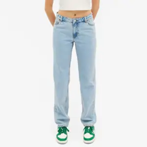 Ljusa Mid waist jeans från Monki! Säljer pga att de inte har kommit mycket till användning, endast använd en gång och är i nyskick! Passar nog någon som är 160-167cm bäst, buda från 250kr 💞 Nypris: 400kr