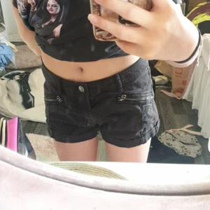 Svarta shorts - Svarta jeans shorts med fickor både fram och bak. Strl 36. Köparen står för frakt.