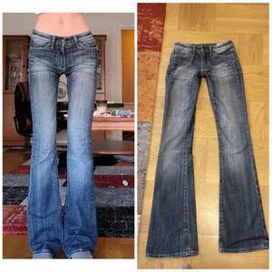 (två första bilderna är ifrån förra säljaren) Lågmidjade jeans ifrån crocker i storlek W24,  Midjemått: 65cm och Innerbenslängd 83cm.  Köpte nyss på plick men var lite för tighta på mig tyvärr men annars jätte fina🌺💓