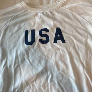 Helt oanvänd sweatshirt från lager 157. USA flagga på armen. Står usa på bröstkorgen