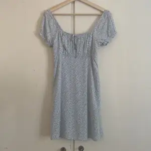 Söt blåblommig klänning från Hollister. 💙🌸Storleken är XS men jag skulle snarare säga att den är mer åt S. ✨