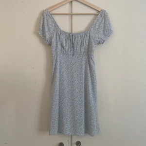 Blommig klänning - Söt blåblommig klänning från Hollister. 💙🌸Storleken är XS men jag skulle snarare säga att den är mer åt S. ✨