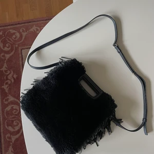 Fluffig Maje väska - Säljer min fluffiga Maje väska. Tyvärr kommer den inte till användning längre och därför säljer jag. Köpt på NK.  För fler bilder så är det bara att fråga!