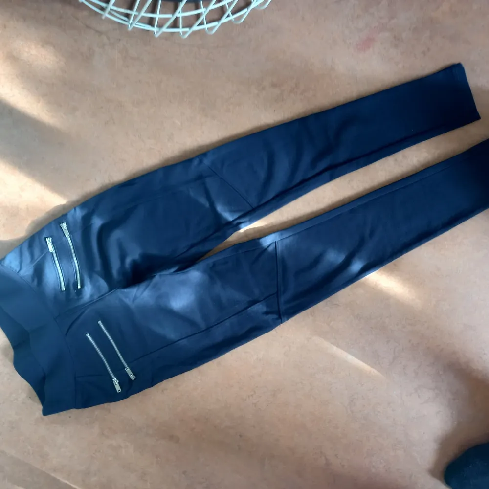 Mörkblå tighta brallor i jeggingmodell, alltså med resår i midjan. Söm på framsidan av benen, gör dom väldigt snygga faktiskt. Dom är strechiga så dom kramar kurvorna fint, i storlek XS men passar även något större. Endast 30 kr plus eventuell frakt 💙. Jeans & Byxor.