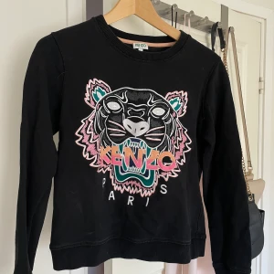 KENZO tröja  - Tröja från KENZO inköpt i KENZO butiken i Barcelona. Den är använd men i bra skick, inga märken eller fläckar. 