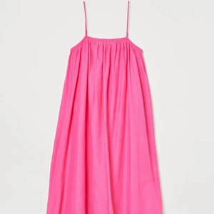 Rosa maxi klänning - Säljer denna slutsålda oanvända rosa maxiklänning med lappar kvar😍 klänningen går ner till marken och passar mig som brukar ha storlek S💕💕