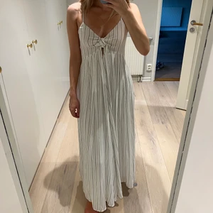 Hm klänning - En somrig långklänning ifrån Hm som är oanvänd med prislapp på i storlek 38🤍💛 Skulle säga att den passar 34-38!