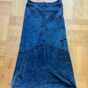 Blå manchester kjol - En blå långkjol som är köpt secondhand men aldrig använts av mig, den är i bra skick!