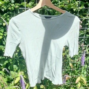 Tshirt - Fin ribbad t-shirt, fairy vibes 🧚‍♀️ Finare passform på och mer mintgrön i verkligheten. Kan både skicka spårbart och icke spårbart.