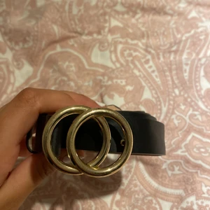 bälte  - super fint bälte. guldringar som lägger till en exktra gej på sin outfit som gör dig exktra fin