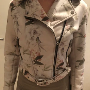 Vit blommig jacka - Vit blommig jacka med lite sametsliknande tyg. Den är knappt andvända och väldigt bekväm!