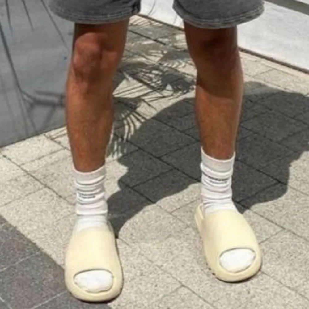 Yeezy slides i storlek 46. Skriv till mig så får ni mer bilder. . Skor.