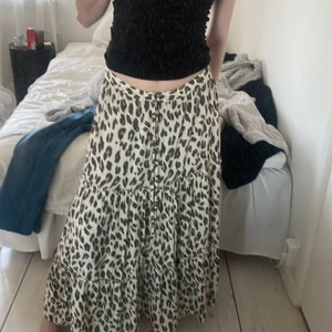 Långkjol - TRYCK INTE PÅ KÖP NU. Intressekoll på denna fina leopard långkjolen från coconut milk by stajl. Är helt oanvänd och är osäker om jag vill sälja eller inte. Köptes för 999 kr
