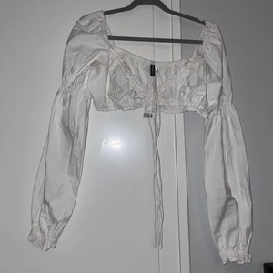 Vit topp - Långärmad topp med volang/puffärmar. Jättesöt och oanvänd med tags kvar. Frakt ej inkl i priset!
