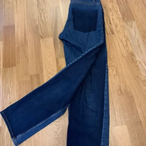 Jeans  - Jeans i två färger. Dem är använda men i bra skick. Står inte storlek på byxorna men jag skulle säga xs-s, 32-36 Säljer dem p.g.a att dem är för små. Byxorna är för korta för mig som är 1,63. Skulle säga att dem passar ca 1,60. Kontakt mig vid frågor💕
