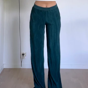 Gröna byxor - Gröna byxor från carin wester, jag är 155cm🤍köparen står för frakten på 66kr🤍