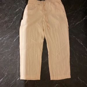 Linnebyxor  - Säljer dessa beiga linnebyxor.Storlek M. Hör av er vid frågor och intresse!